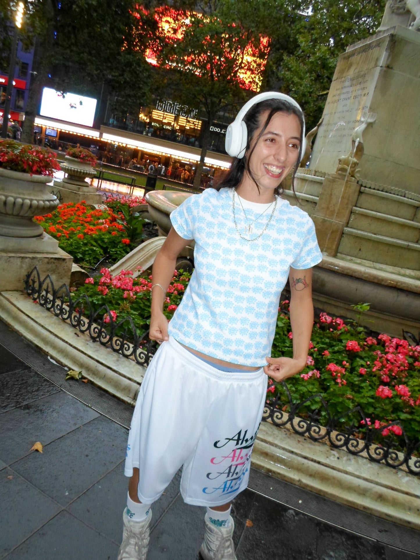 baby tee - print all over blue/white