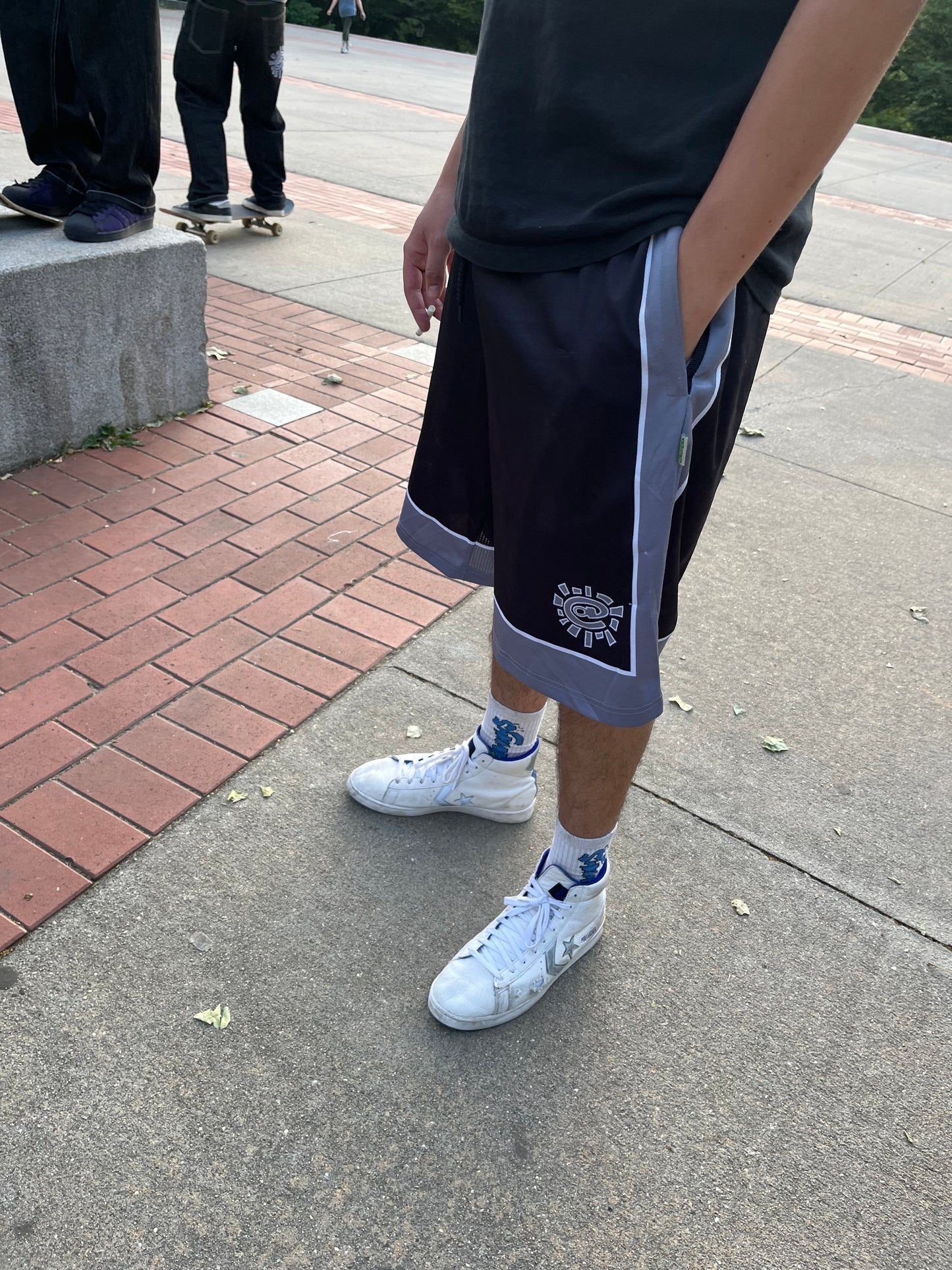 court shorts - black / silver