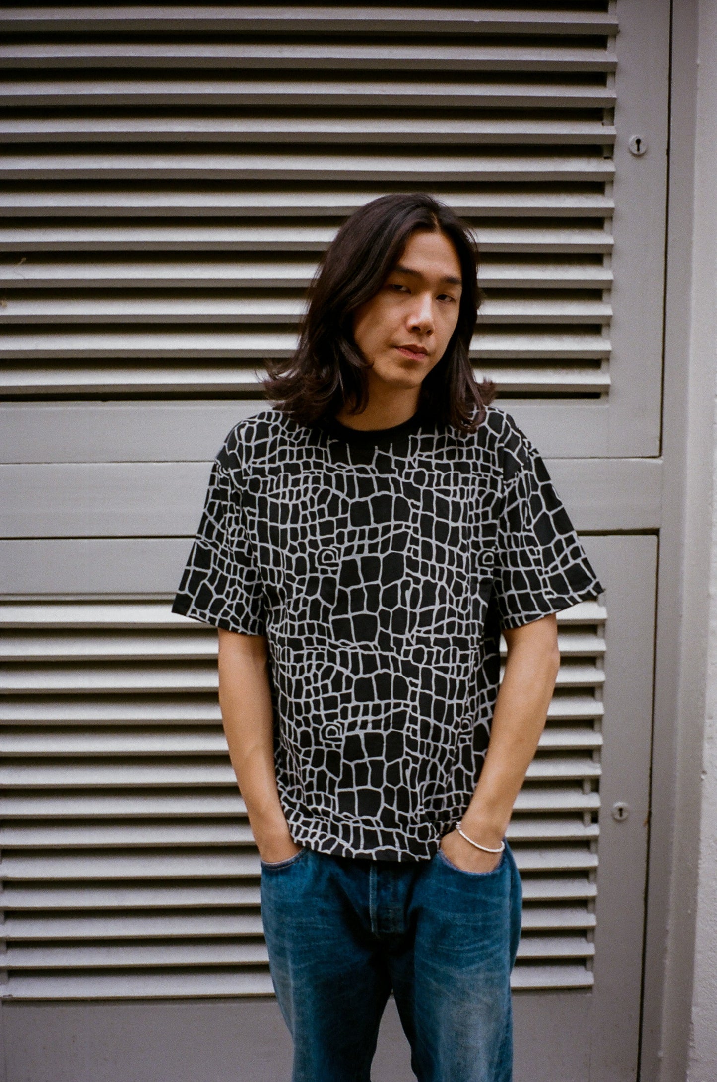 croc print tshirt - black