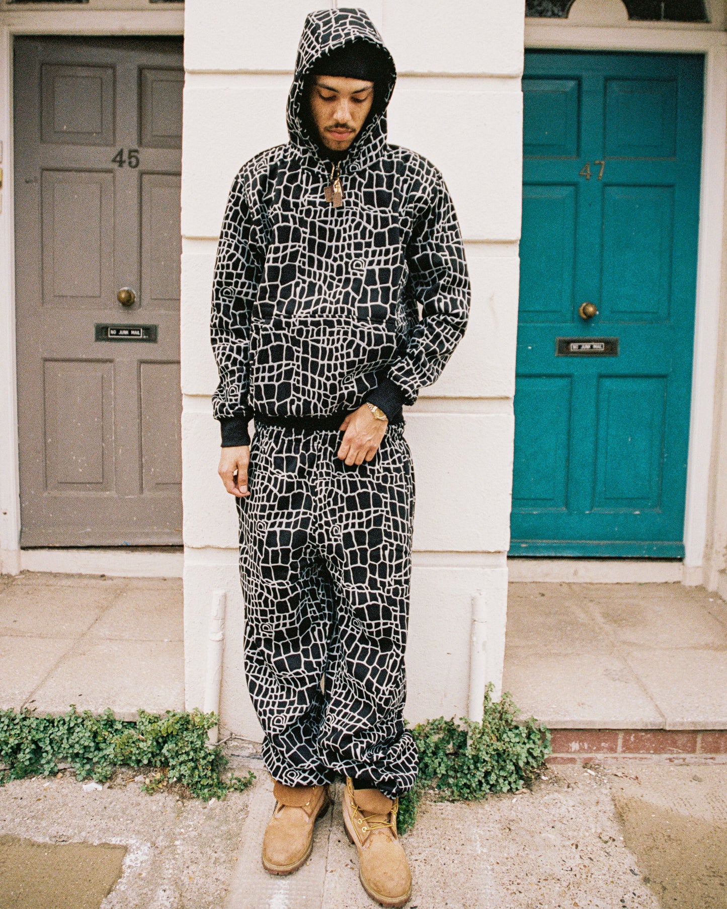 relaxed jogger - black croc